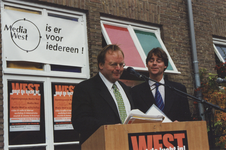 605952 Afbeelding van wethouder J.H. Zwart tijdens de feestelijke opening van het mediacentrum van omroep Media West ...